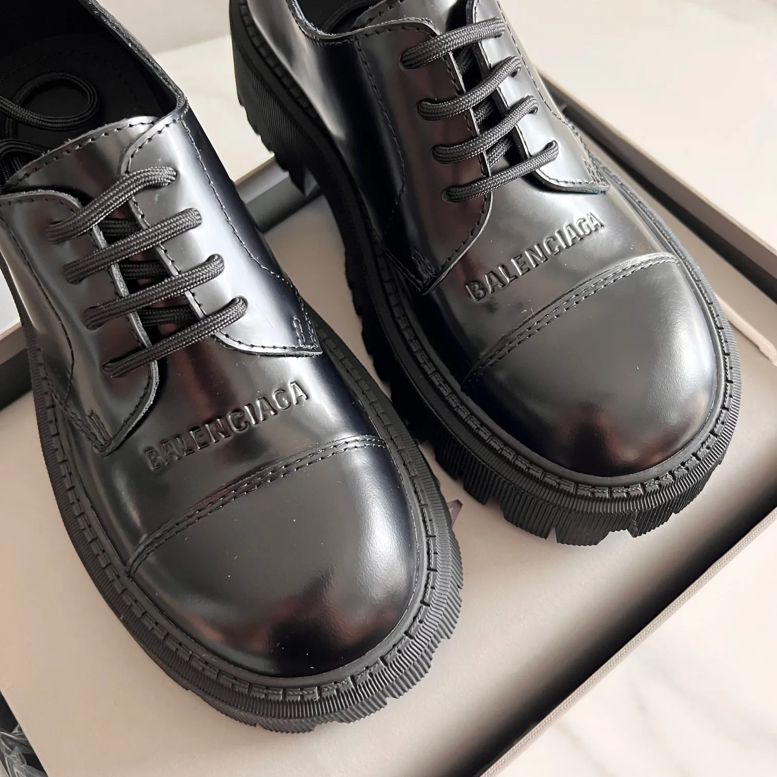 👟👟Ex-factory price 540👟👟 BALENCIAGA# Balenciaga's new big-toe derby shoes TRACTOR big-toe derby shoes loafers👞 Original medium-gloss open-edge beaded cowhide. Restrained and stylish. Matched with the brand logo on the shoe cover. The rhythm of closing your eyes. The lining and feet are made of black silk cowhide. The texture is soft and delicate. The gear-shaped rubber outsole is 5cm higher. Size: 35-40 (customization of 40 pieces is not returnable)